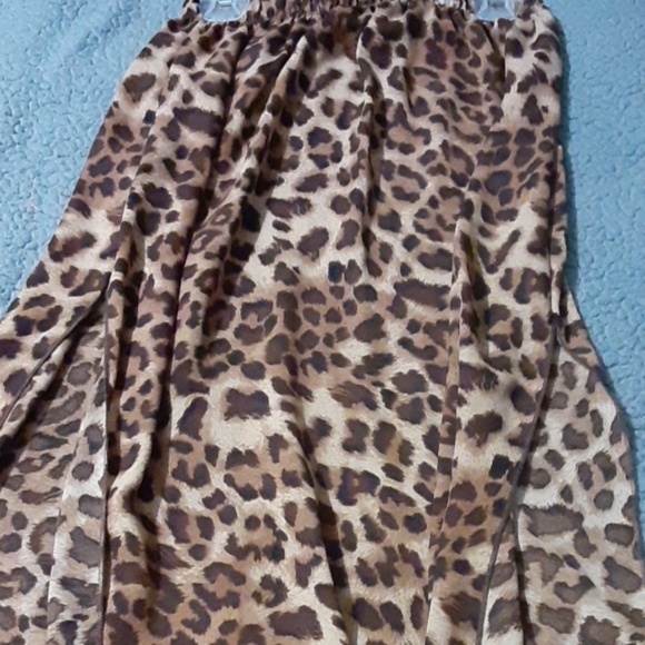 Windsor Dresses & Skirts - Leopard print flow skirt. Slits on both sides
